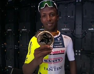 Biniam Girmay s'impose au sprint à Turin, Carapaz nouveau leader du Tour !