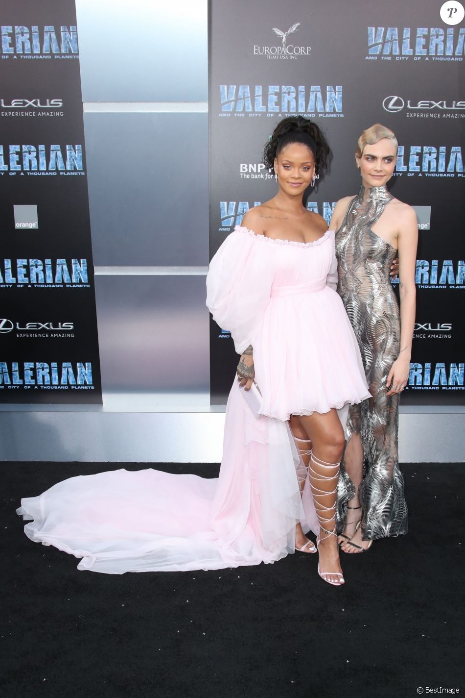 VIP Crossin - Rihanna et Cara Delevingne à la première de "Valérian "